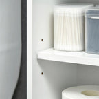 Meuble de rangement blanc à poser au-dessus des toilettes avec portes coulissantes et étagère réglable